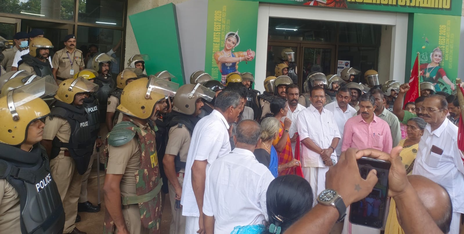 നാല് മാസം കൊണ്ട് കണ്ണൂർ മെഡിക്കൽ കോളേജിനെ വെന്റിലേറ്ററിലാക്കിയെന്ന് വിമർശനം; ചികിത്സാ പ്രതിസന്ധിക്കെതിരെ കെ.എസ്.കെ.ടി.യു മാർച്ച്
