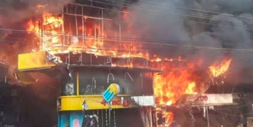 തളിപ്പറമ്പ് കെ.വി. കോംപ്ലക്സ് അഗ്നിബാധയ്ക്ക് ഒരാണ്ട് തികയുമ്പോഴും വ്യാപാരികൾക്ക് സർക്കാർ ധനസഹായം ലഭിച്ചില്ലെന്ന് പരാതി; ഇന്ന് ‘ശ്രദ്ധ ക്ഷണിക്കൽ സായാഹ്നം'.